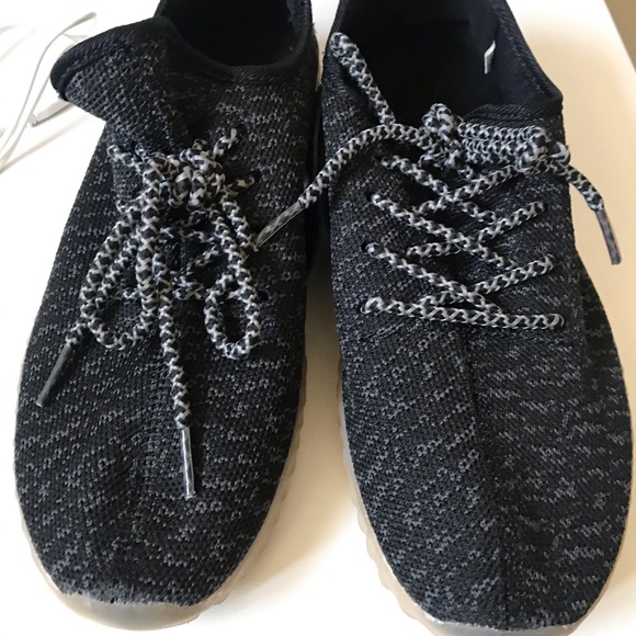 Remote Controlled Light Up Sneakers - Picture 4 of 8